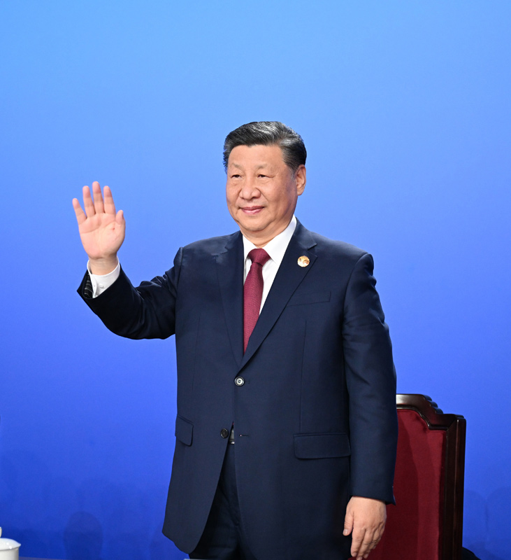??2月7日晚,第九屆亞洲冬季運(yùn)動(dòng)會(huì)在黑龍江省哈爾濱市隆重開幕。這是國家主席習(xí)近平在主席臺(tái)上向大家揮手致意。