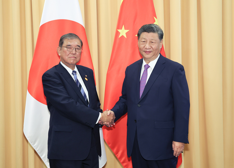 當(dāng)?shù)貢r(shí)間11月15日下午,國(guó)家主席習(xí)近平在利馬出席亞太經(jīng)合組織領(lǐng)導(dǎo)人非正式會(huì)議期間會(huì)見(jiàn)日本首相石破茂。