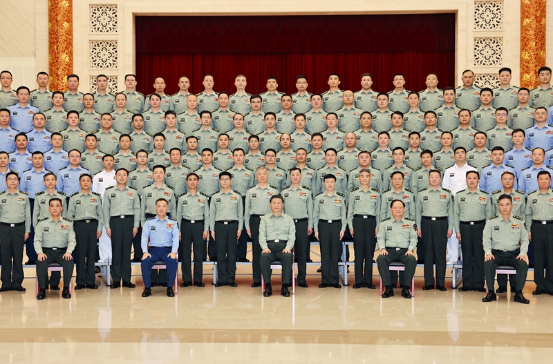 5月22日至24日,中共中央總書記、國家主席、中央軍委主席習(xí)近平在山東考察。這是23日上午,習(xí)近平在濟(jì)南親切接見駐濟(jì)南部隊上校以上領(lǐng)導(dǎo)干部,代表黨中央和中央軍委向駐濟(jì)南部隊全體官兵致以誠摯問候。