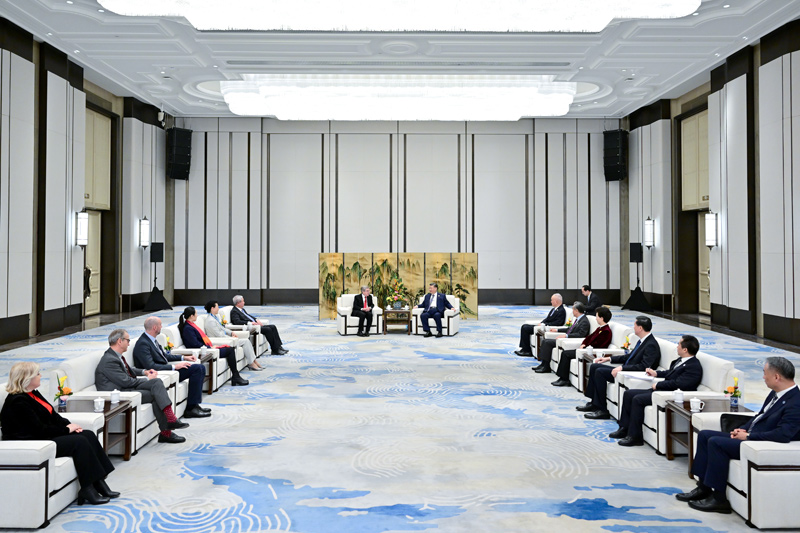 2月7日下午,國家主席習近平在哈爾濱會見來華出席第九屆亞洲冬季運動會開幕式的國際奧林匹克委員會主席巴赫。