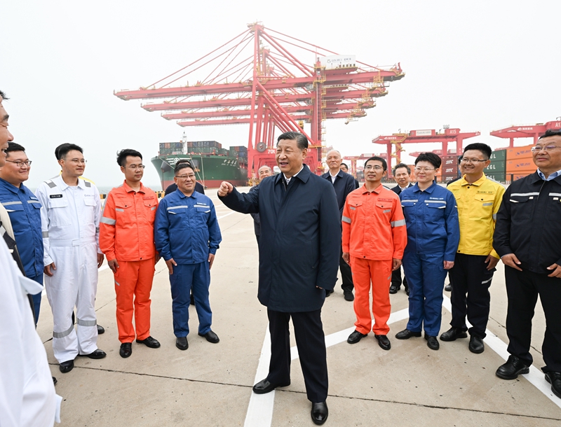 ??5月22日至24日,中共中央總書記、國家主席、中央軍委主席習(xí)近平在山東考察。這是22日下午,習(xí)近平在日照港親切慰問港口科技工作者、運(yùn)營人員、航運(yùn)人員。