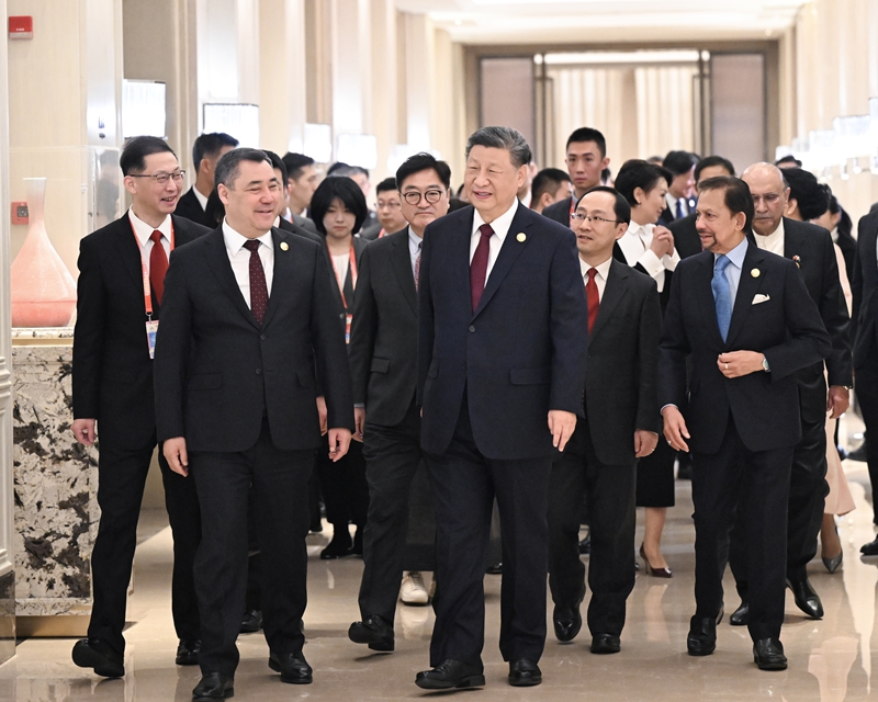 ??2月7日中午,國(guó)家主席習(xí)近平和夫人彭麗媛在黑龍江省哈爾濱市太陽島賓館舉行宴會(huì),歡迎來華出席哈爾濱第九屆亞洲冬季運(yùn)動(dòng)會(huì)開幕式的國(guó)際貴賓。