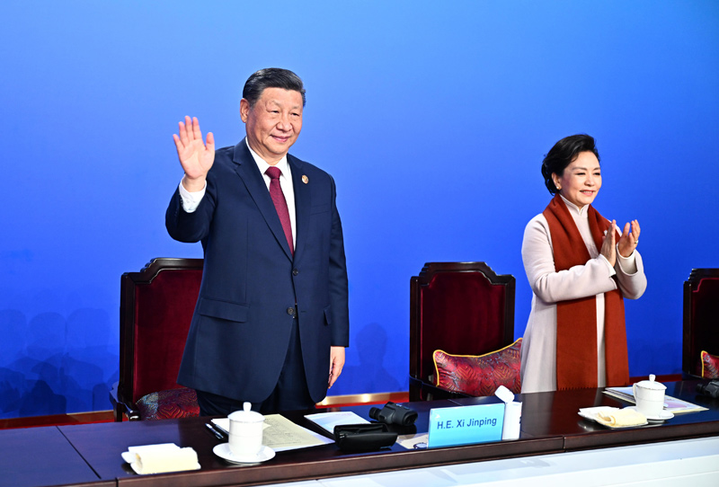 2月7日晚,第九屆亞洲冬季運(yùn)動(dòng)會(huì)在黑龍江省哈爾濱市隆重開幕。這是國家主席習(xí)近平在主席臺(tái)上向大家揮手致意。