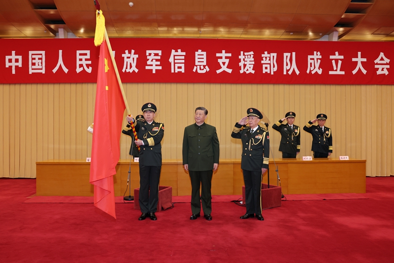 4月19日,中國人民解放軍信息支援部隊成立大會在北京八一大樓隆重舉行。中共中央總書記、國家主席、中央軍委主席習近平向信息支援部隊授予軍旗并致訓詞。這是習近平將軍旗授予信息支援部隊司令員畢毅、政治委員李偉。